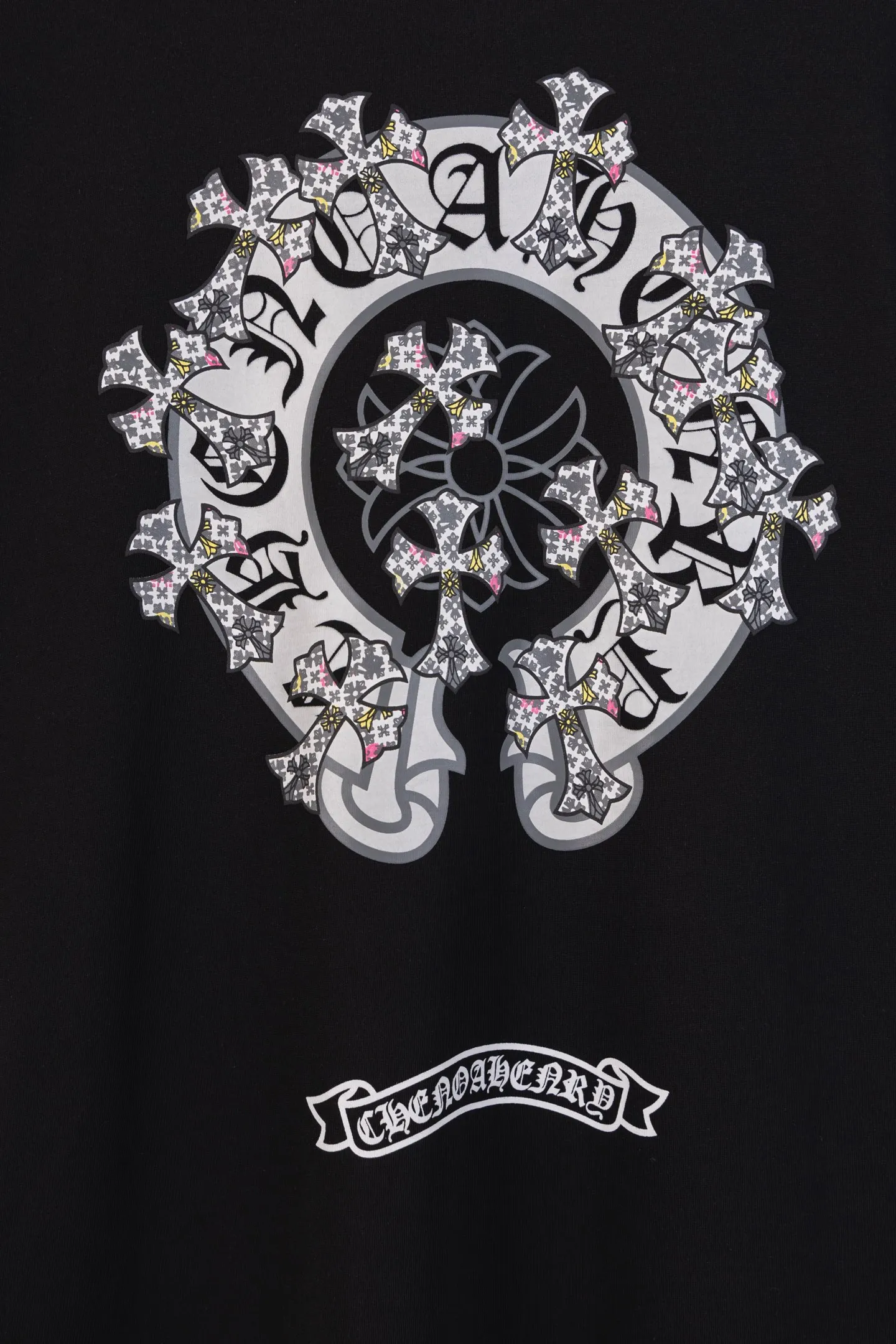 🅿️170 top version model number k8045 CH Kejia Sanskrit cross heavy embroidery T-shirt! Every one of Crow's products is really unique. Every piece has a back view. This leather label design is really cool. The leather label and silver jewelry design make the whole dress the icing on the cake. The texture of the whole short-sleeved piece is really amazing. It is made of 260g pure cotton fabric! 100% authentic to the official version, with all the details. All cuffs, shoulder seams, armholes, and necklines are all double-needle crimping. This is the rigorous craftsmanship that big brands should have. Details determine quality. The original washed tag packaging is full of style! The whole piece adopts three-needle and five-thread technology (neckline-shoulder seam-sleeve seam-double-pressed thread, which looks more three-dimensional and textured) and has the same craftsmanship as the original original, with a classic version, small dropped shoulders, and a micro silhouette! Color: Black White Size: XS-L